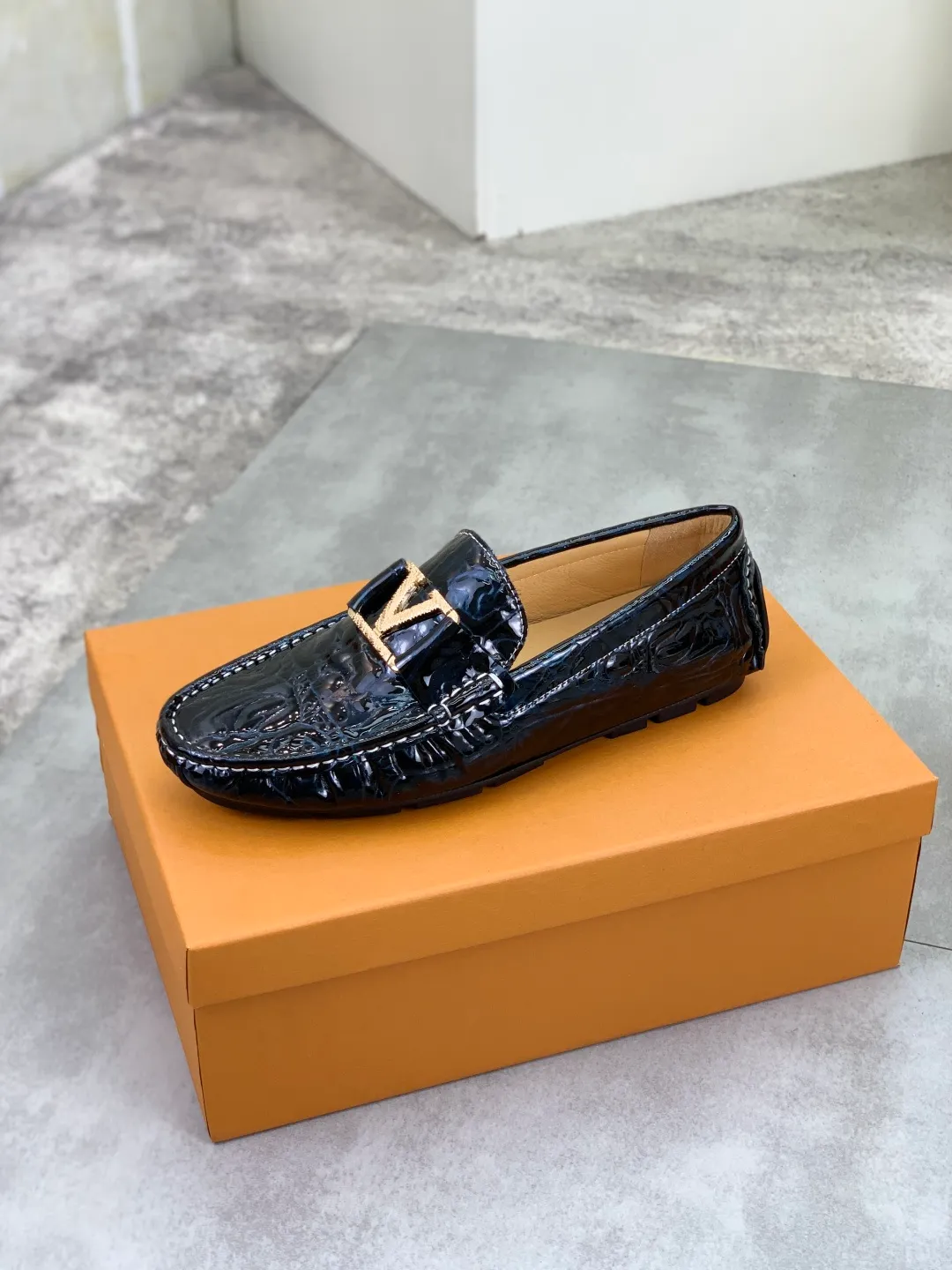 Men's men's shoes 💰P360💰【New style】🆘 🔥🆕【Louis Vuitton】LV Hong Kong high-quality beanie shoes. Loaf style for lazy people. This fabric is made of 🇮🇹 imported Italian first-layer cowhide➕full first-layer pigskin lining. The lining is more high-end. The original non-slip and wear-resistant rubber outsole is the only choice for driving. Size: 38-45. 4️⃣colors available.